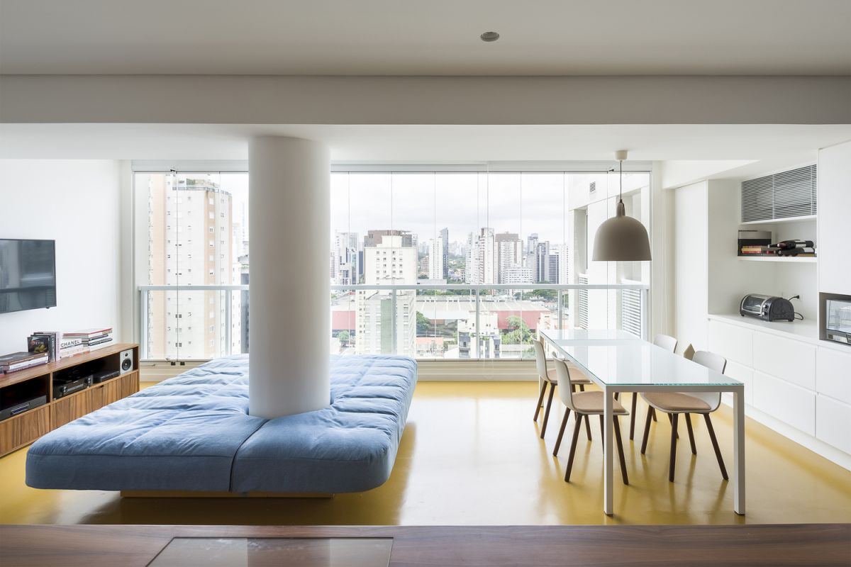 The kitchen, dining room and living area form a single common space with a great view of the city